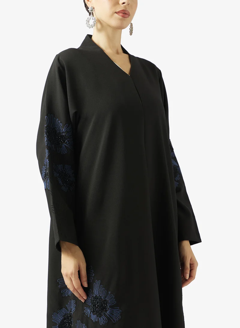 هيا كلوزيت عباية مفتوحة مطرزة بزخارف وزهور بياقة مستديرة